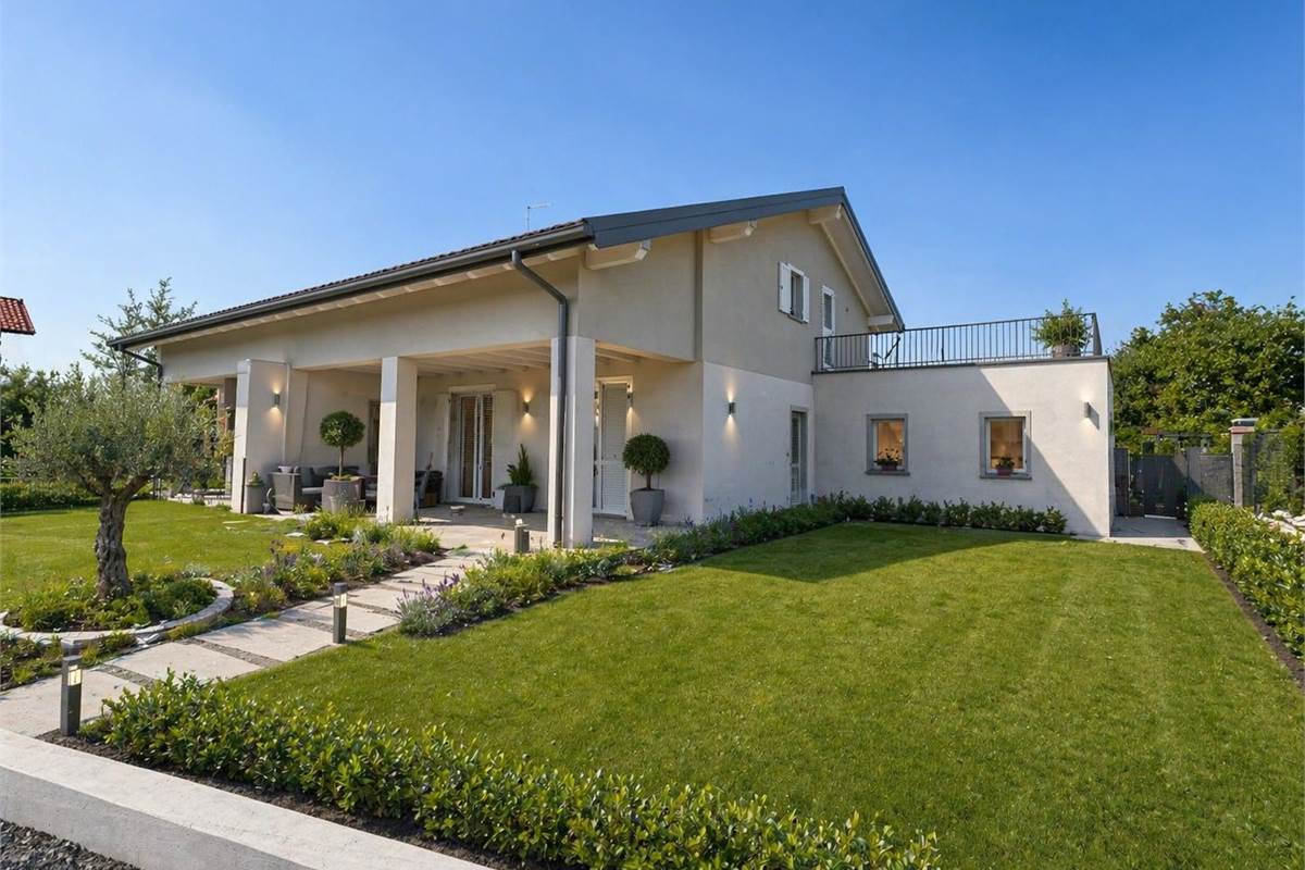 BREGNANO Nuova Villa Bifamiliare in Contesto Verde e Residenziale