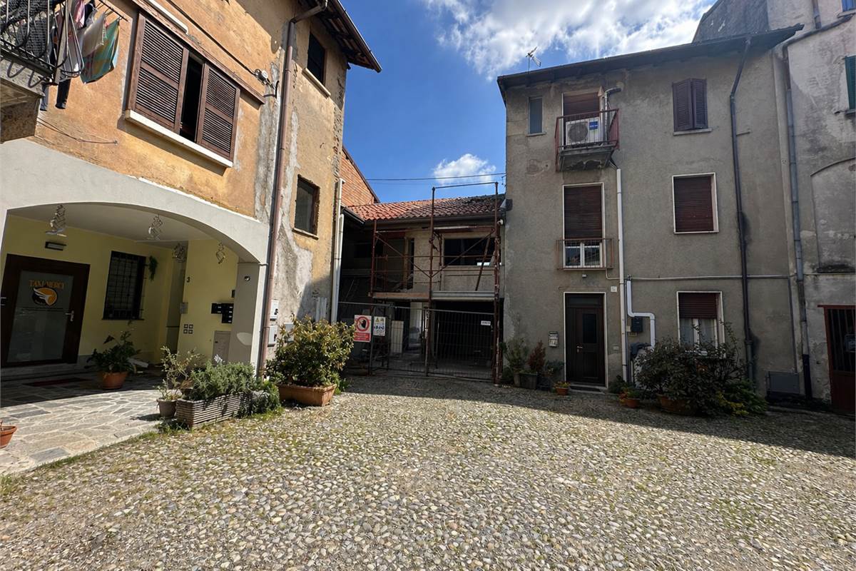 LOMAZZO MANERA NUOVO TRILOCALE PIANO PRIMO CON BOX