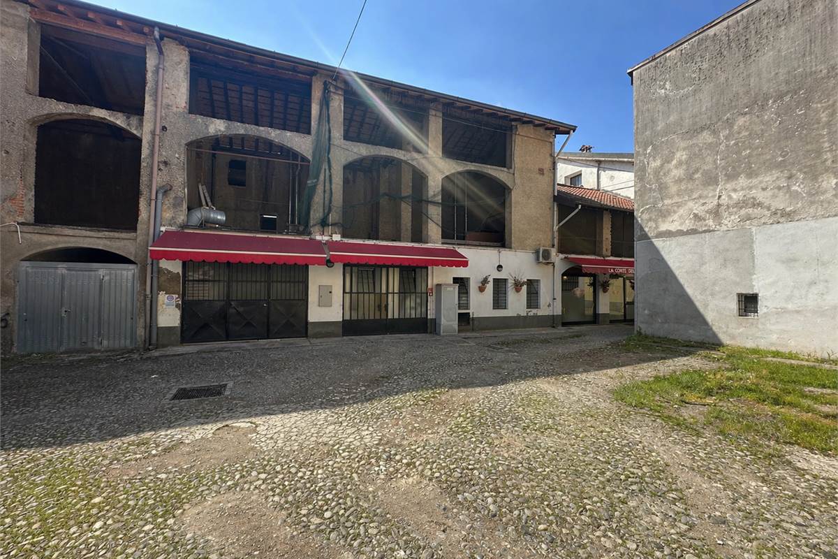 LOMAZZO MANERA NUOVO TRILOCALE PIANO PRIMO CON BOX