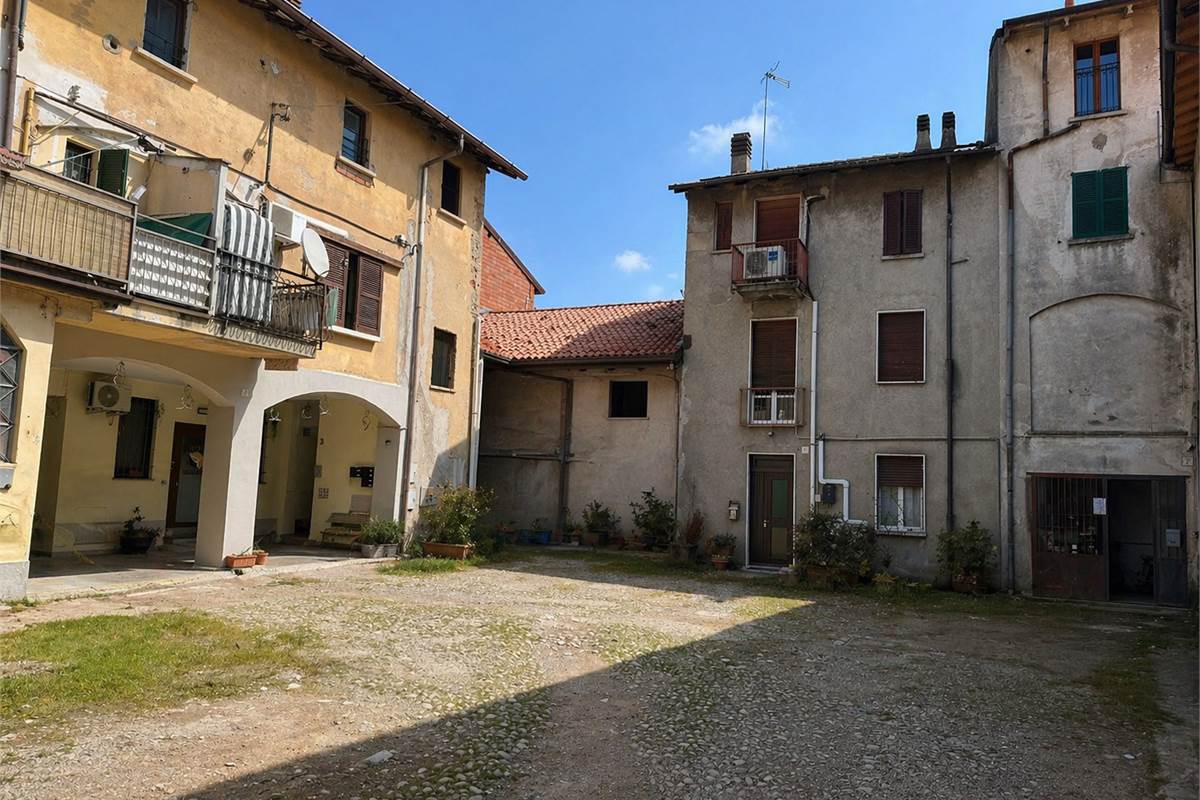 LOMAZZO MANERA NUOVO TRILOCALE PIANO PRIMO CON BOX