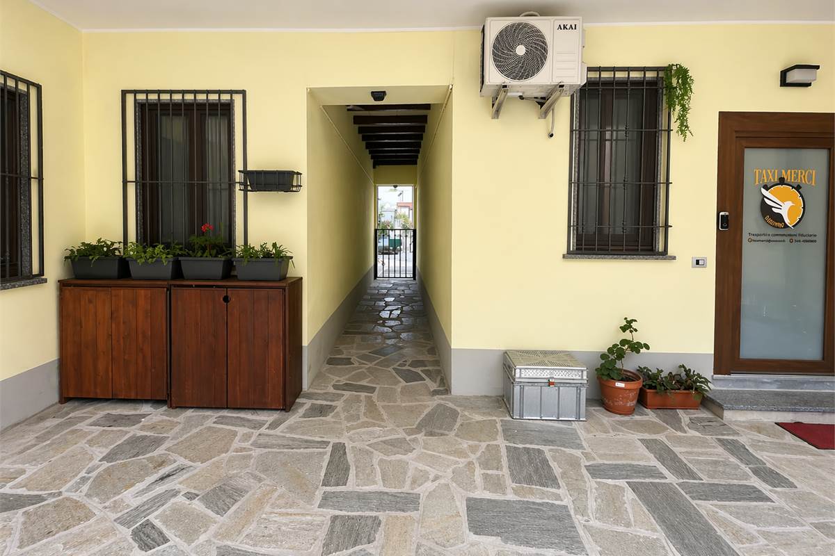 LOMAZZO MANERA NUOVO BILOCALE  IN CORTE CON POSTO AUTO