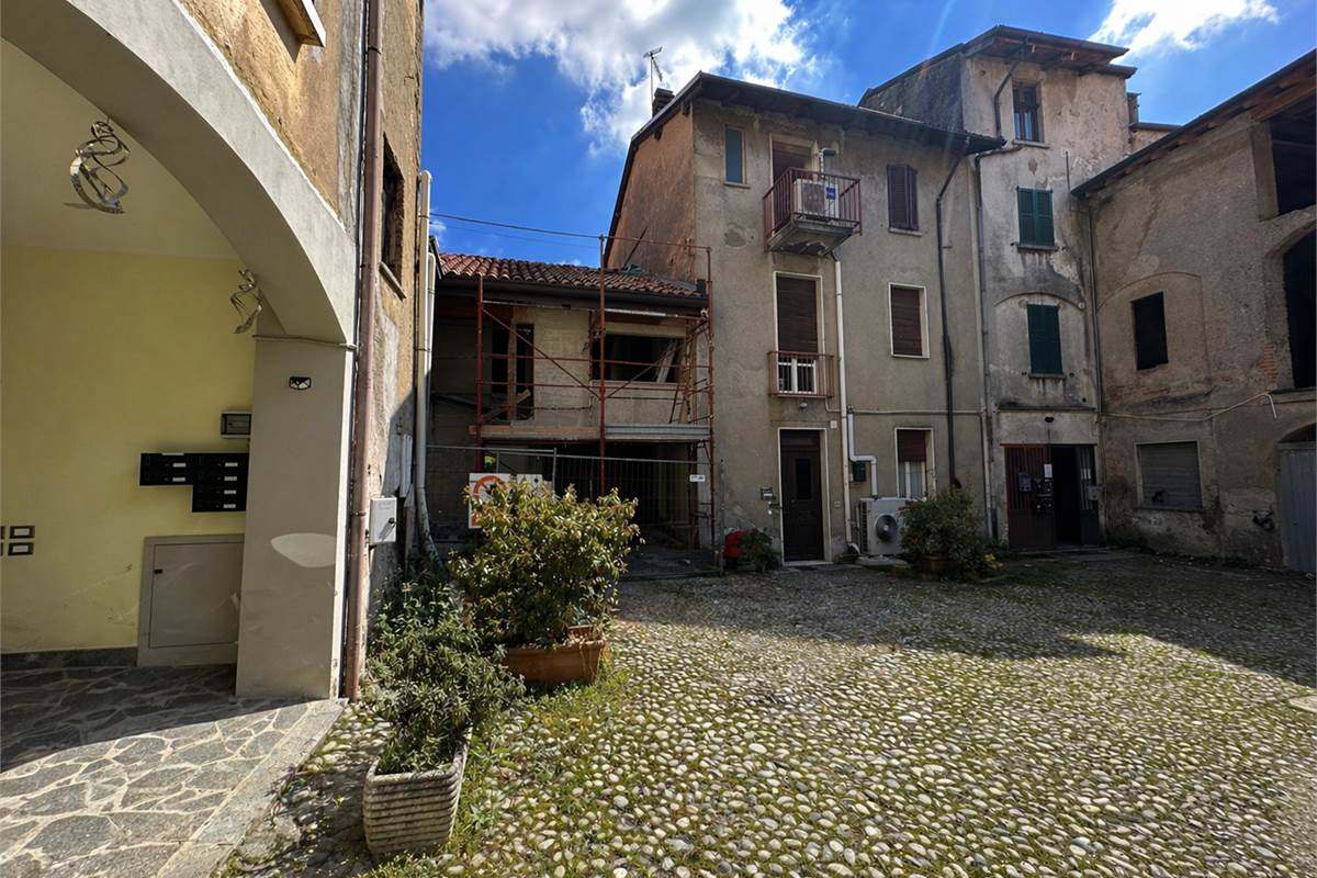 LOMAZZO MANERA NUOVO BILOCALE  IN CORTE CON POSTO AUTO