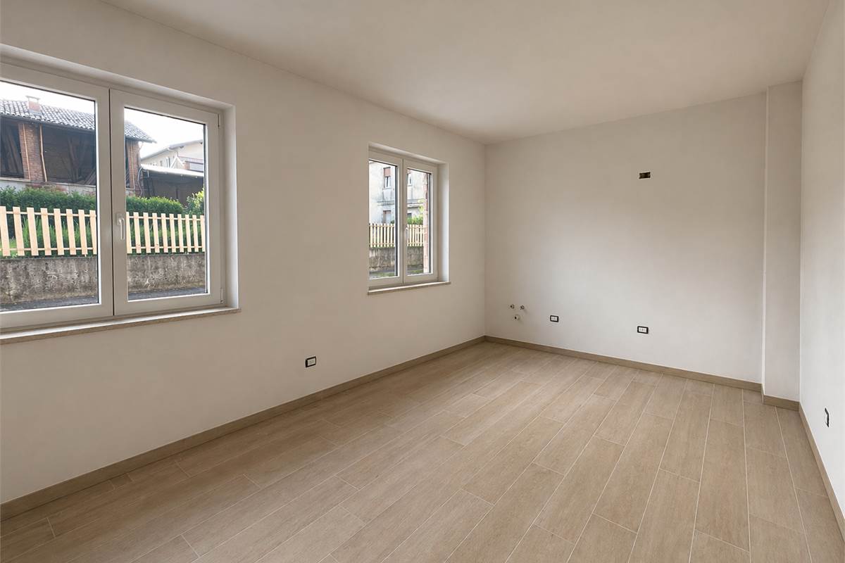 LOMAZZO MANERA NUOVO BILOCALE  IN CORTE CON POSTO AUTO