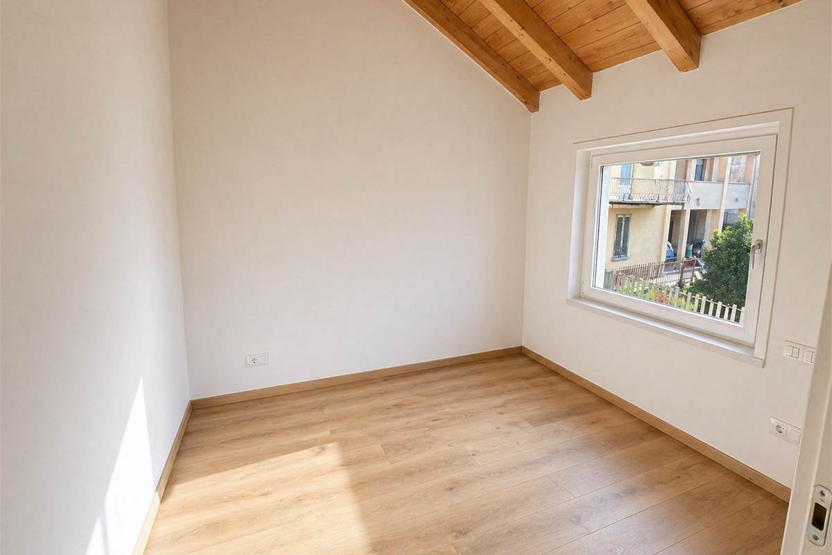 LOMAZZO MANERA NUOVO TRILOCALE PIANO PRIMO CON BOX