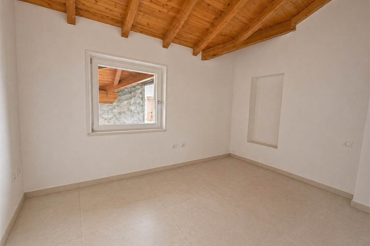 LOMAZZO MANERA NUOVO TRILOCALE PIANO PRIMO CON BOX