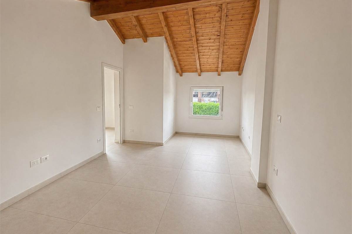 LOMAZZO MANERA NUOVO TRILOCALE PIANO PRIMO CON BOX