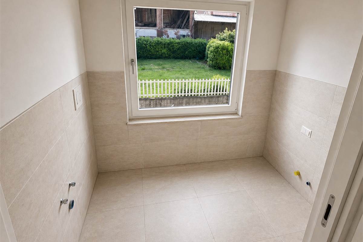 LOMAZZO MANERA NUOVO TRILOCALE PIANO PRIMO CON BOX