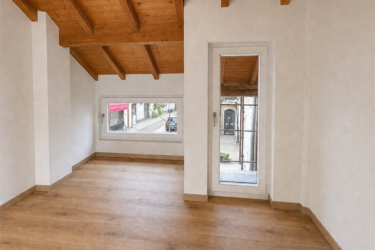 LOMAZZO MANERA NUOVO TRILOCALE PIANO PRIMO CON BOX