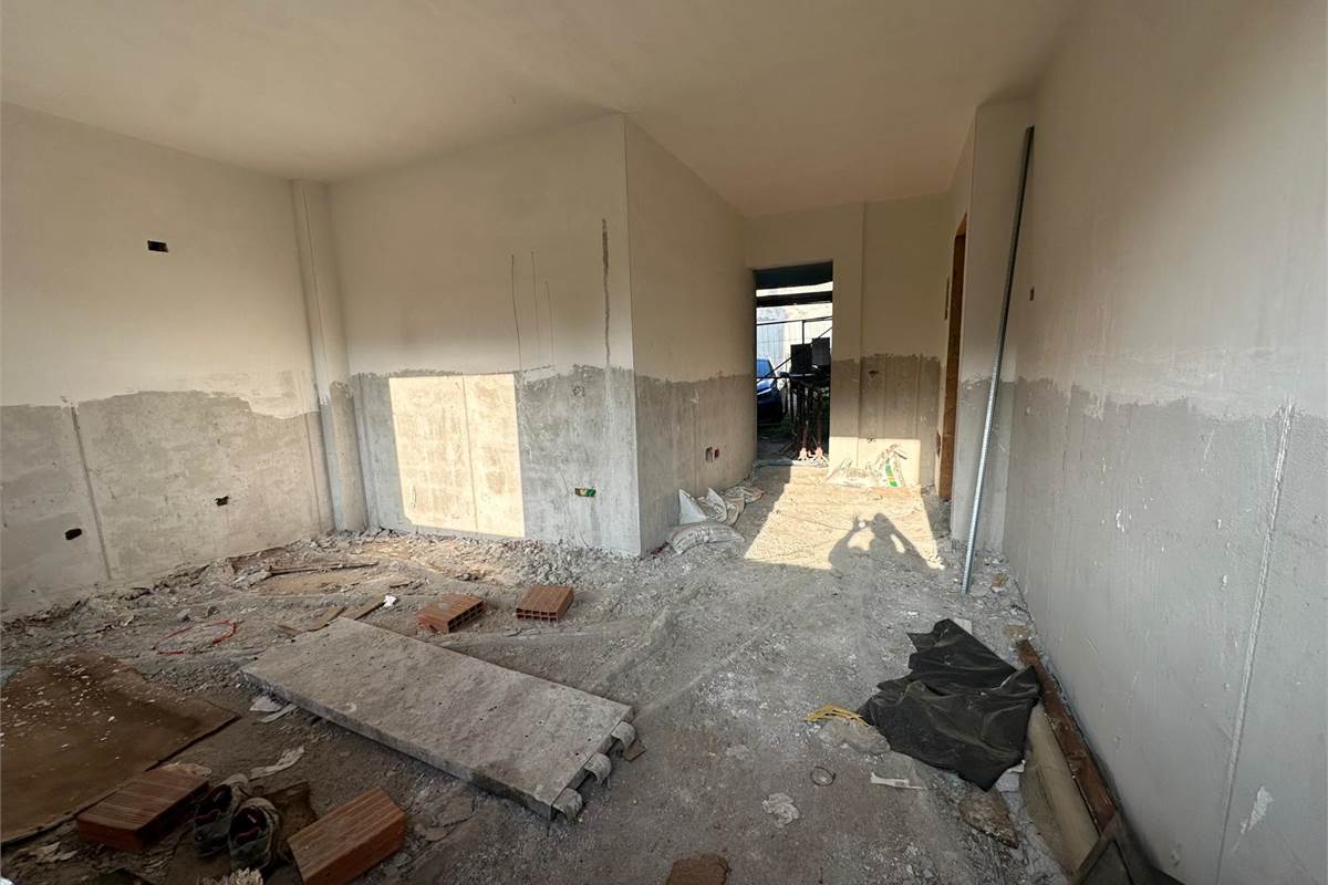 LOMAZZO MANERA NUOVO TRILOCALE PIANO PRIMO CON BOX