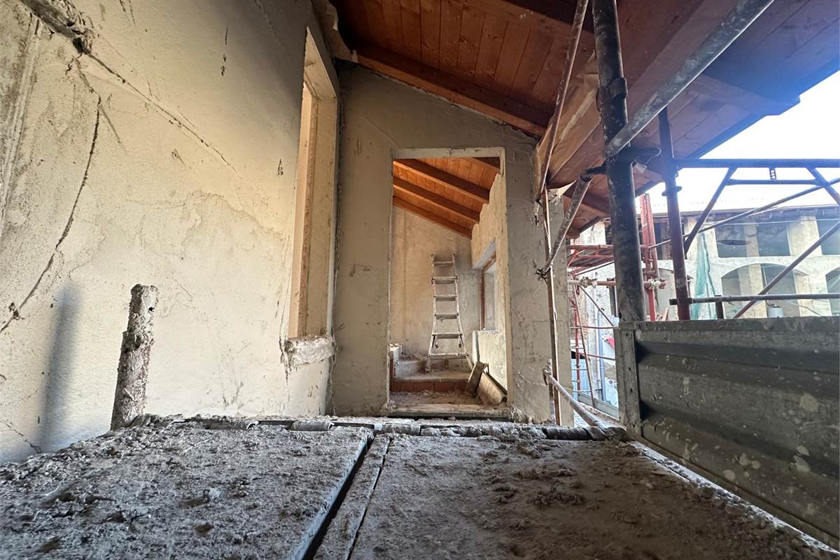 LOMAZZO MANERA NUOVO TRILOCALE PIANO PRIMO CON BOX