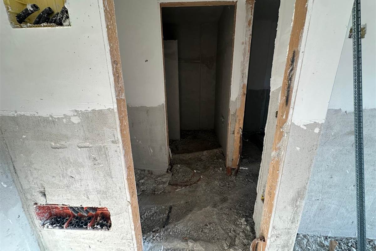 LOMAZZO MANERA NUOVO TRILOCALE PIANO PRIMO CON BOX