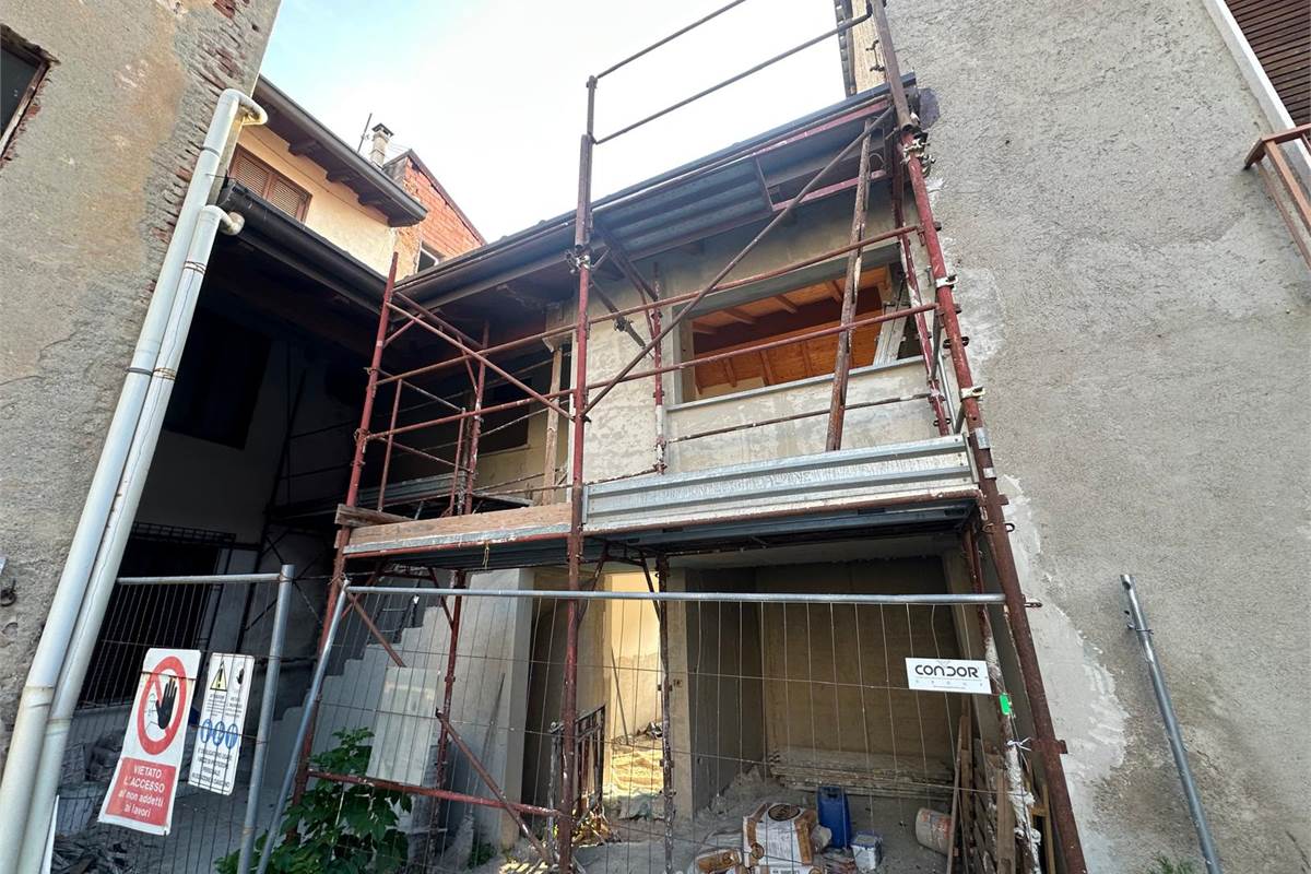 LOMAZZO MANERA NUOVO TRILOCALE PIANO PRIMO CON BOX