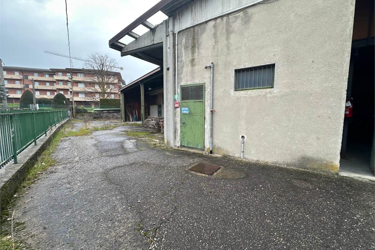 CAPANNONE COMMERCIALE/PRODUTTIVO CON SPAZIO ESTERNO