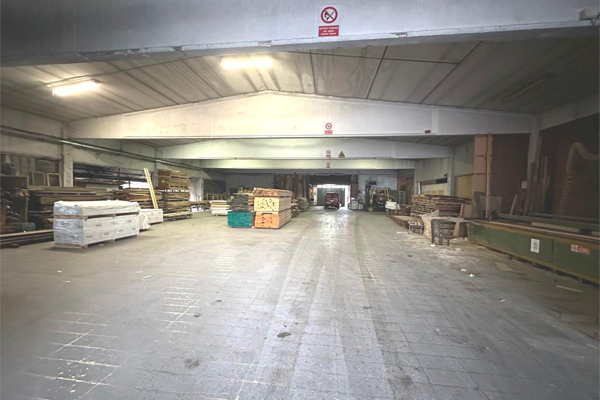 CAPANNONE COMMERCIALE/PRODUTTIVO CON SPAZIO ESTERNO