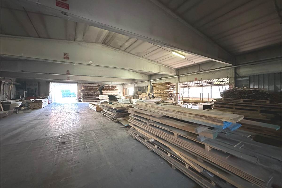 CAPANNONE COMMERCIALE/PRODUTTIVO CON SPAZIO ESTERNO