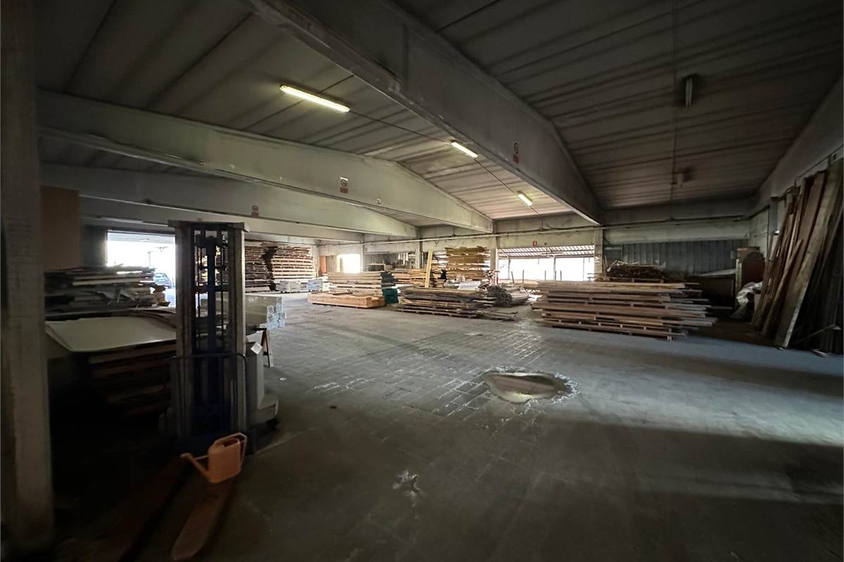 CAPANNONE COMMERCIALE/PRODUTTIVO CON SPAZIO ESTERNO