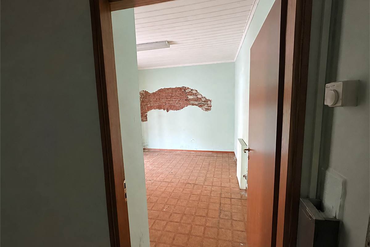 CANTU' PIANELLA NEGOZIO/UFFICIO CON TRE VETRINE 