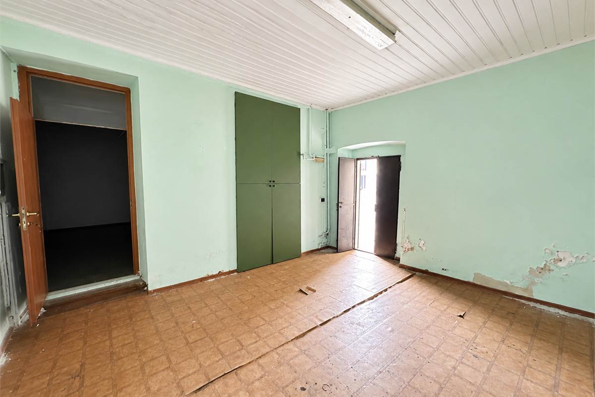 CANTU' PIANELLA NEGOZIO/UFFICIO CON TRE VETRINE 