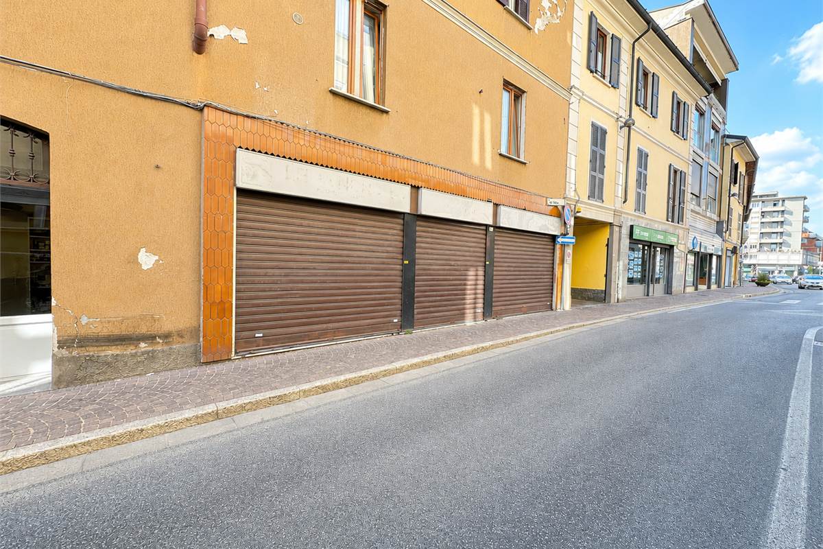CANTU' PIANELLA NEGOZIO/UFFICIO CON TRE VETRINE 