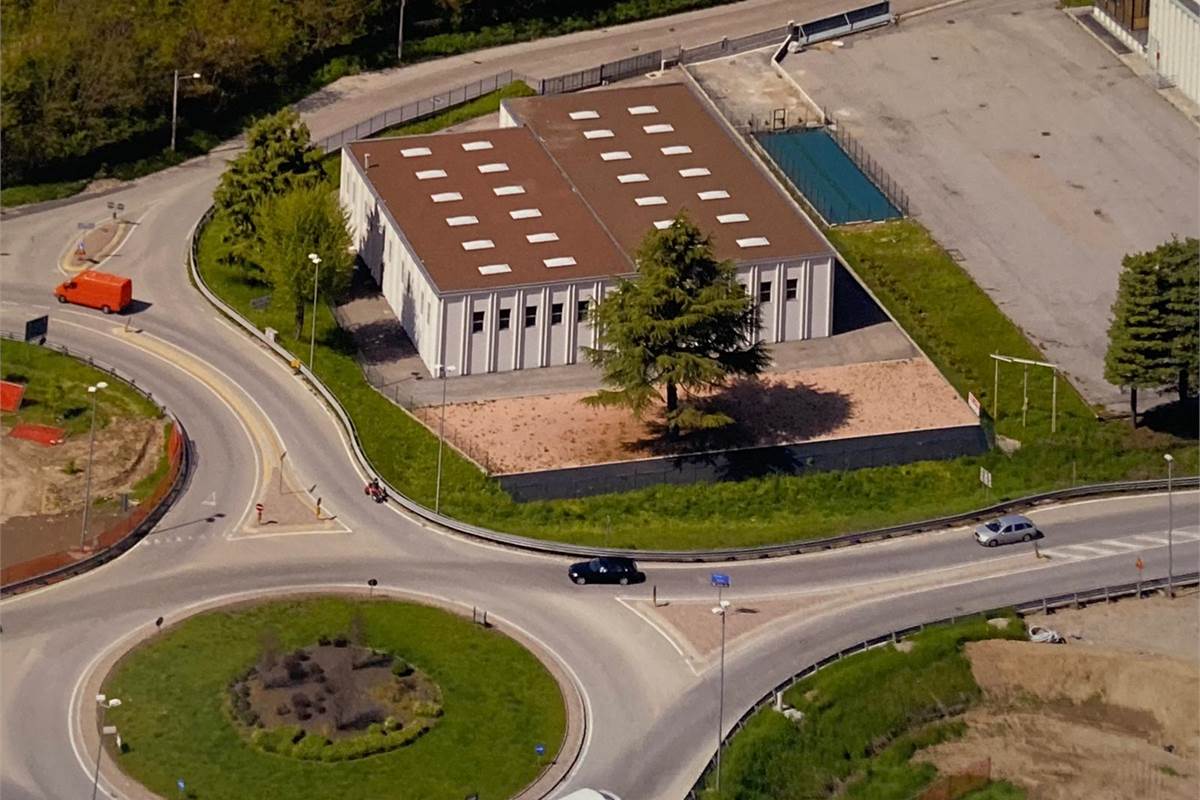 Capannone con piazzale