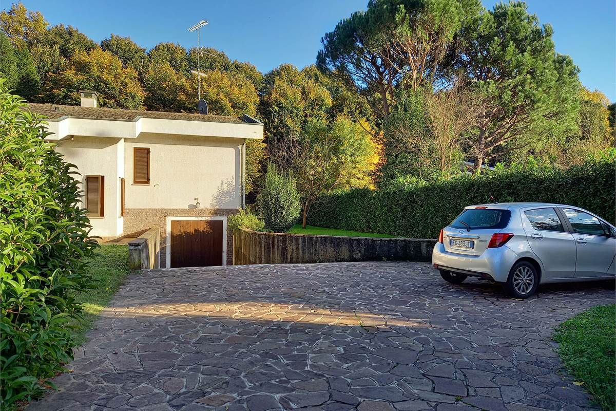 Carraio con posteggi esterni al box