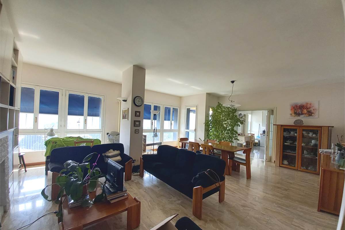 Como panoramico quadrilocale con terrazzi e box doppio