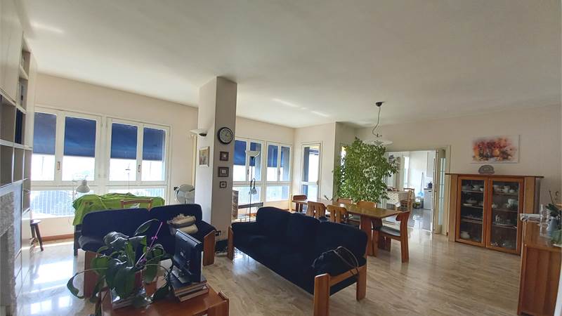 Como panoramico quadrilocale con terrazzi e box doppio