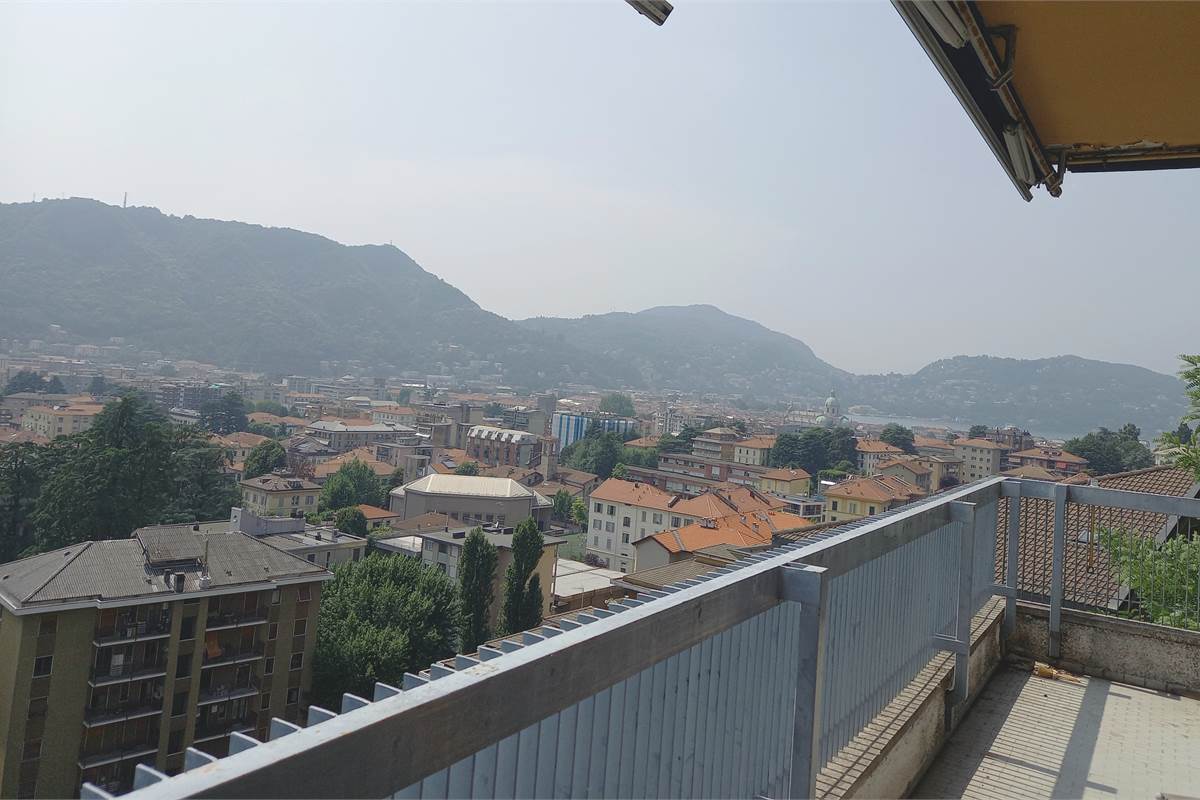 Como panoramico quadrilocale con terrazzi e box doppio