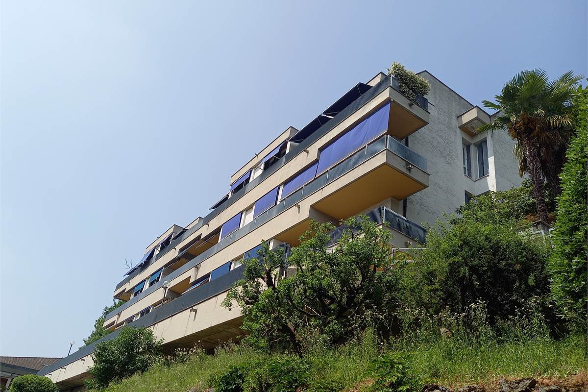 Como panoramico quadrilocale con terrazzi e box doppio