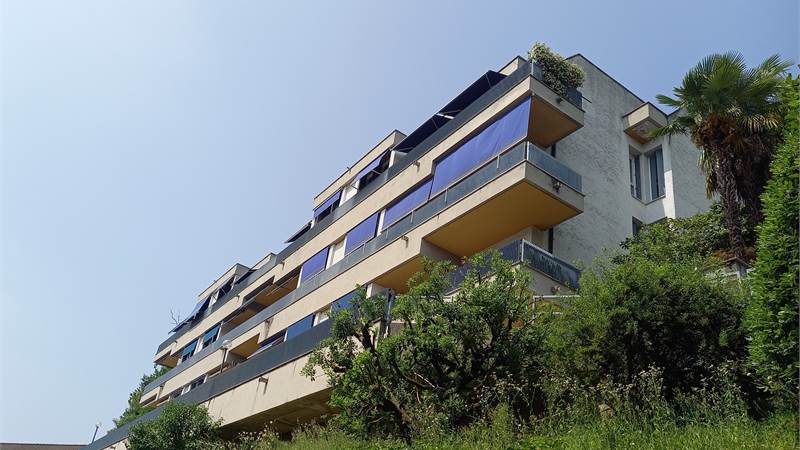 Como panoramico quadrilocale con terrazzi e box doppio