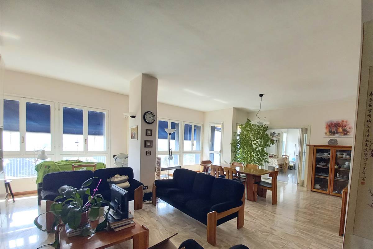 Como panoramico quadrilocale con terrazzi e box doppio