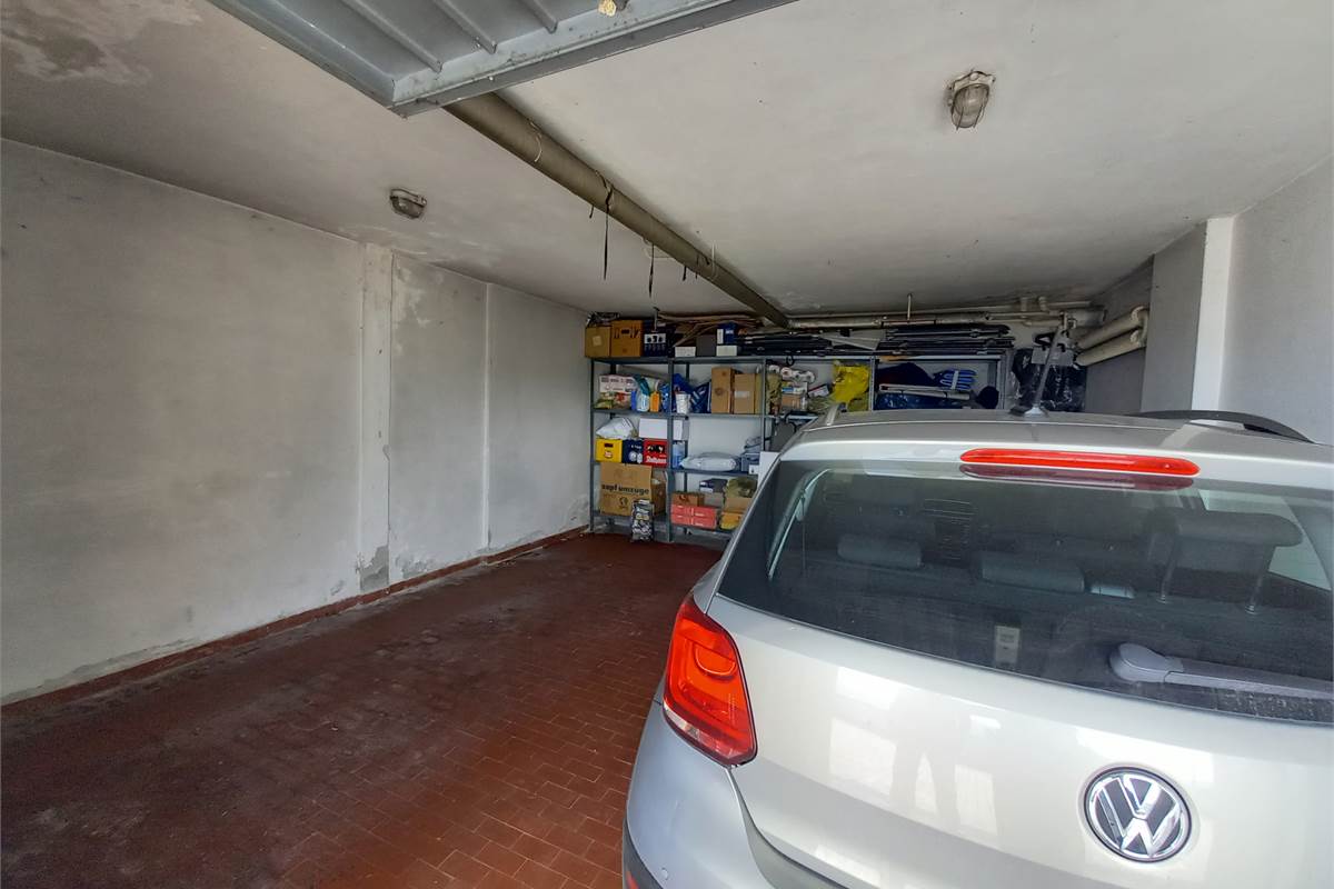 Como panoramico quadrilocale con terrazzi e box doppio