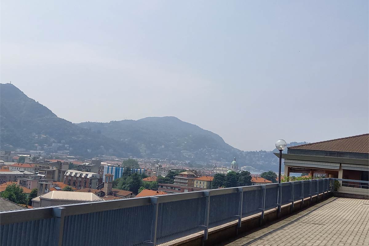 Como panoramico quadrilocale con terrazzi e box doppio