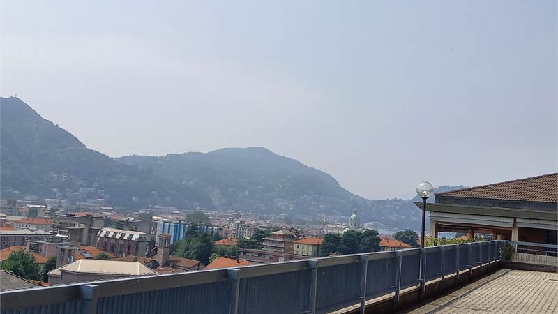 Como panoramico quadrilocale con terrazzi e box doppio