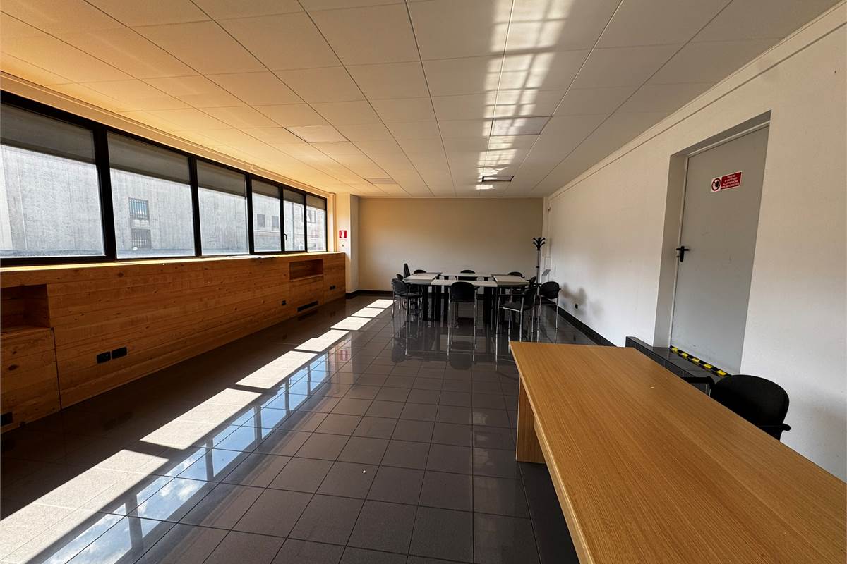 Guanzate Capannone con Uffici