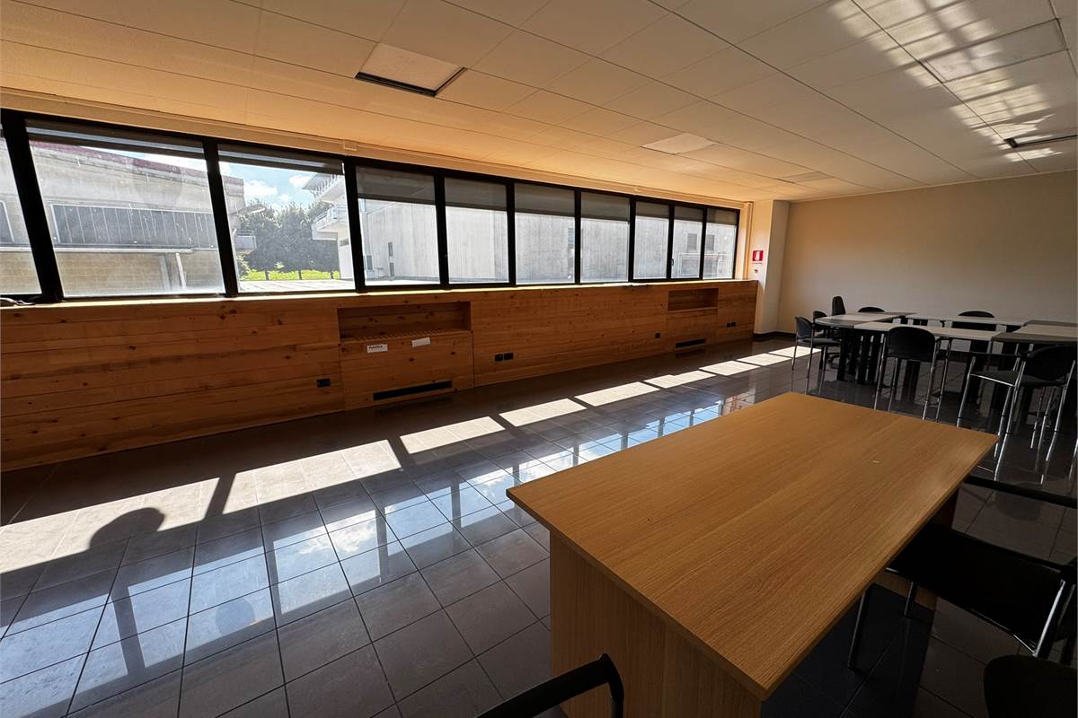 Guanzate Capannone con Uffici