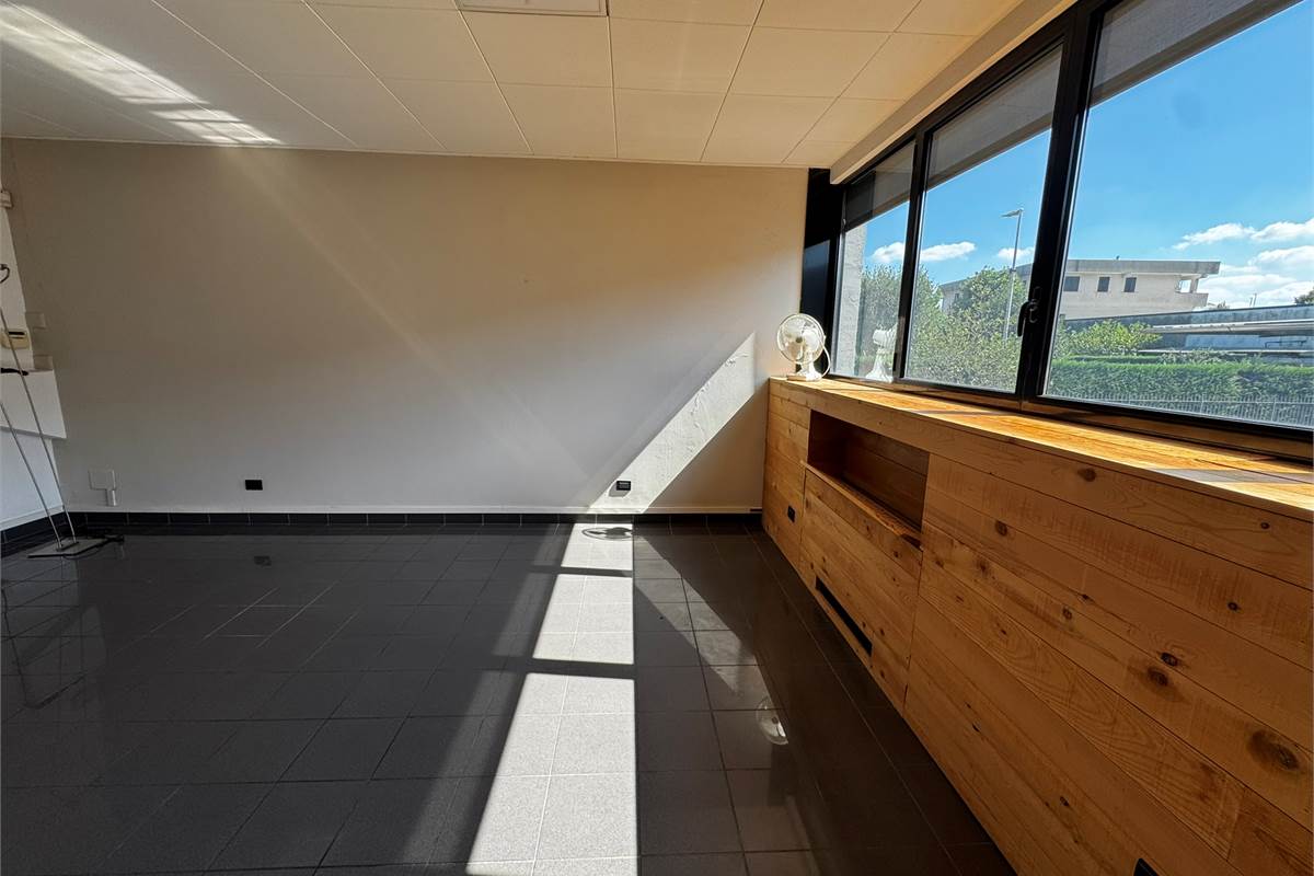 Guanzate Capannone con Uffici