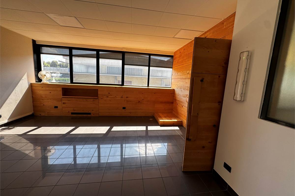 Guanzate Capannone con Uffici