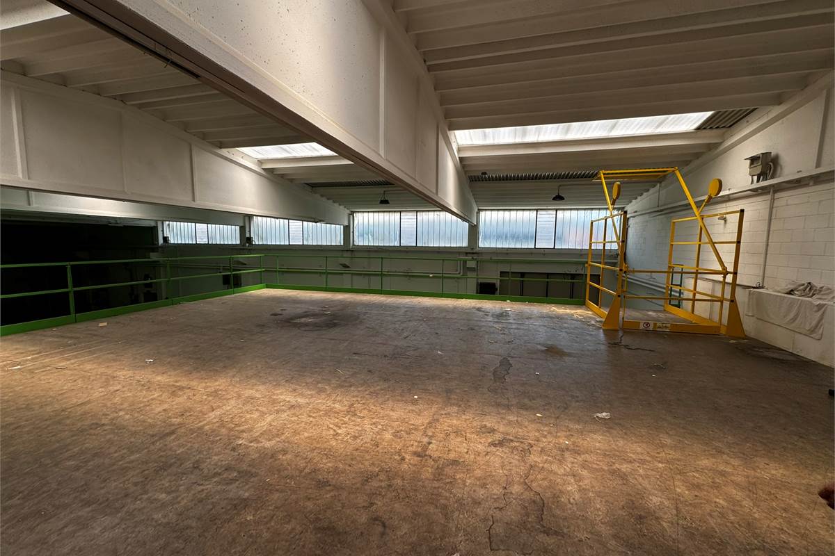 Guanzate Capannone con Uffici