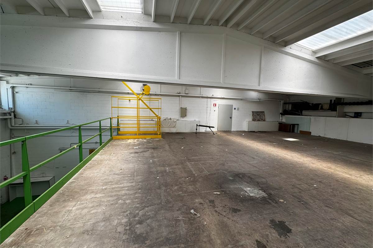 Guanzate Capannone con Uffici