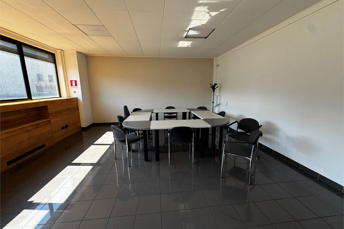 Guanzate Capannone con Uffici