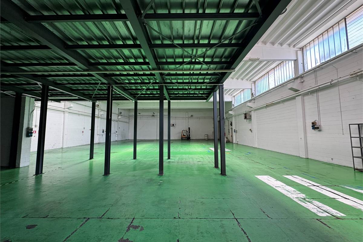 Guanzate Capannone con Uffici