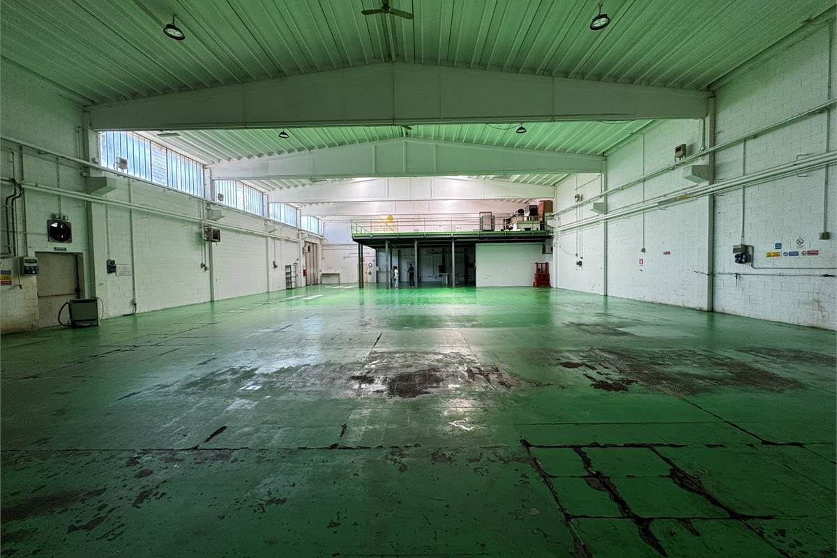 Guanzate Capannone con Uffici