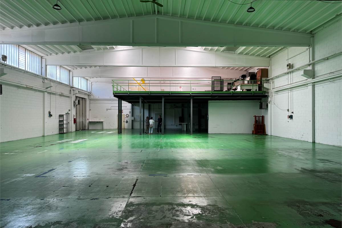 Guanzate Capannone con Uffici