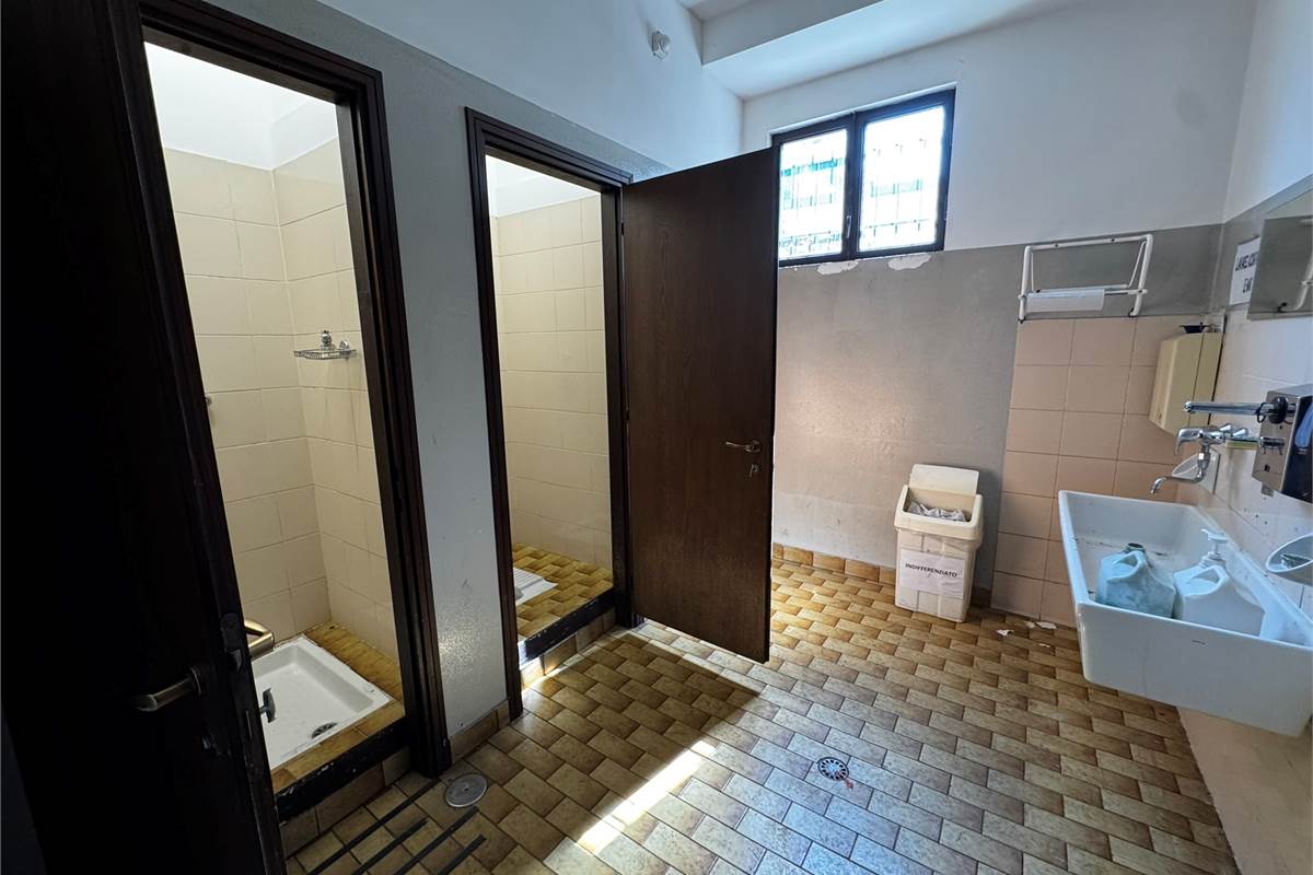 Guanzate Capannone con Uffici