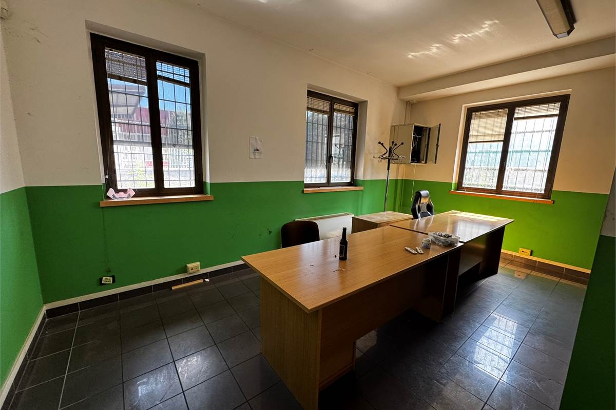 Guanzate Capannone con Uffici