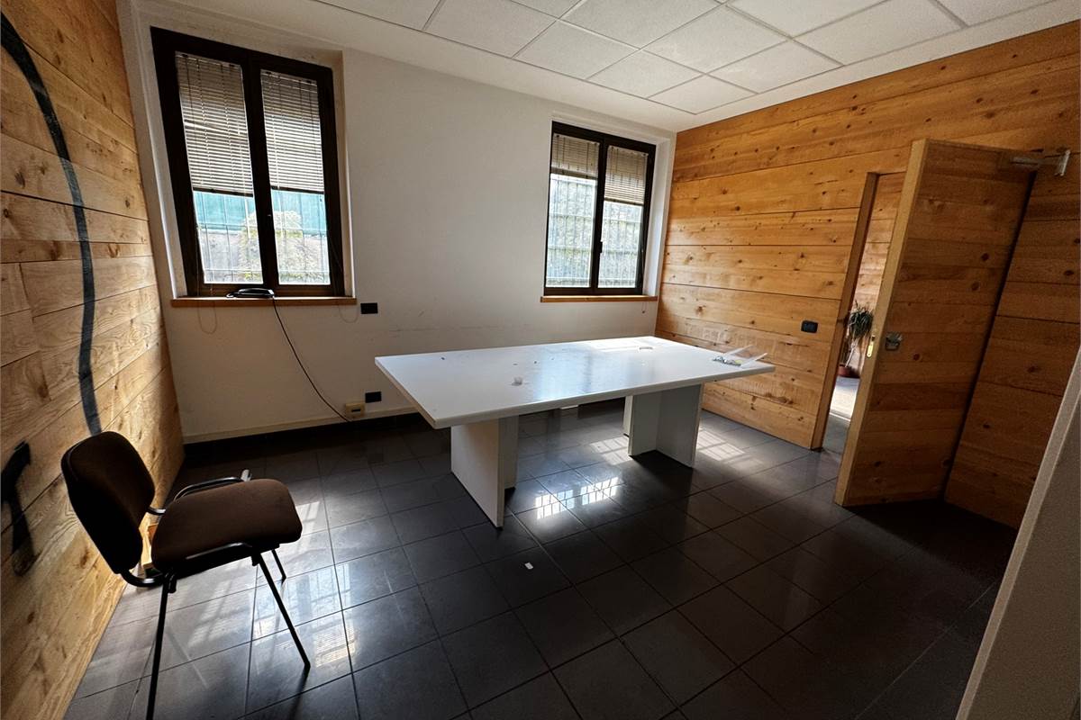 Guanzate Capannone con Uffici