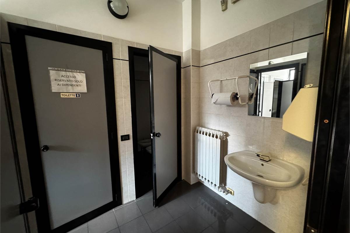 Guanzate Capannone con Uffici