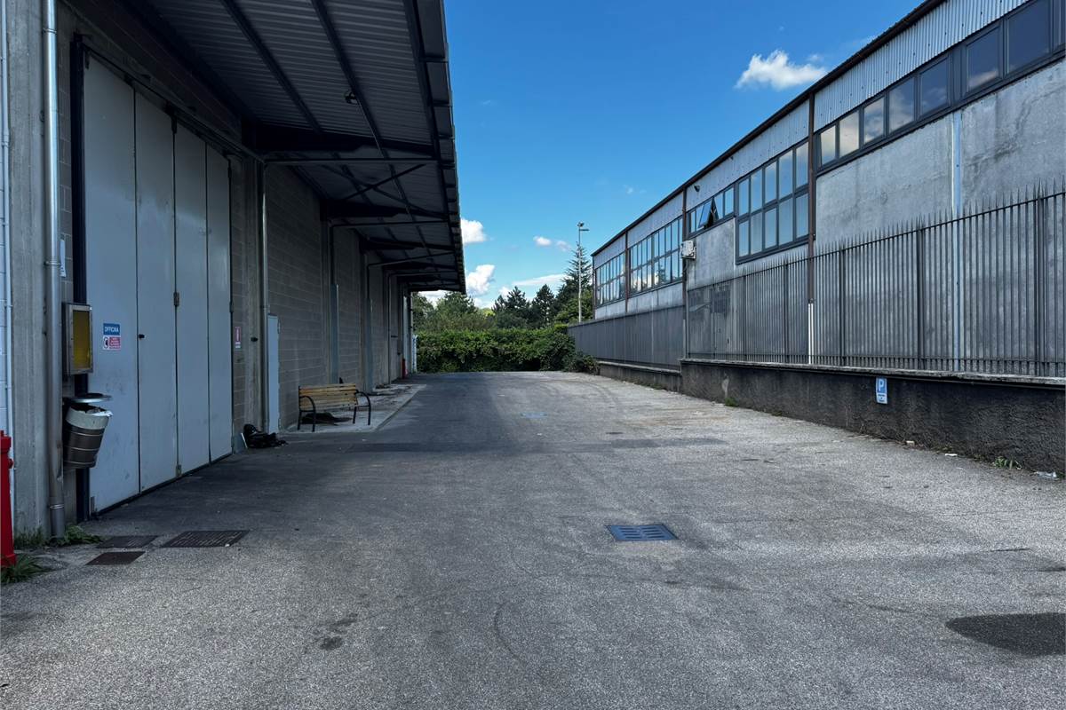 Guanzate Capannone con Uffici