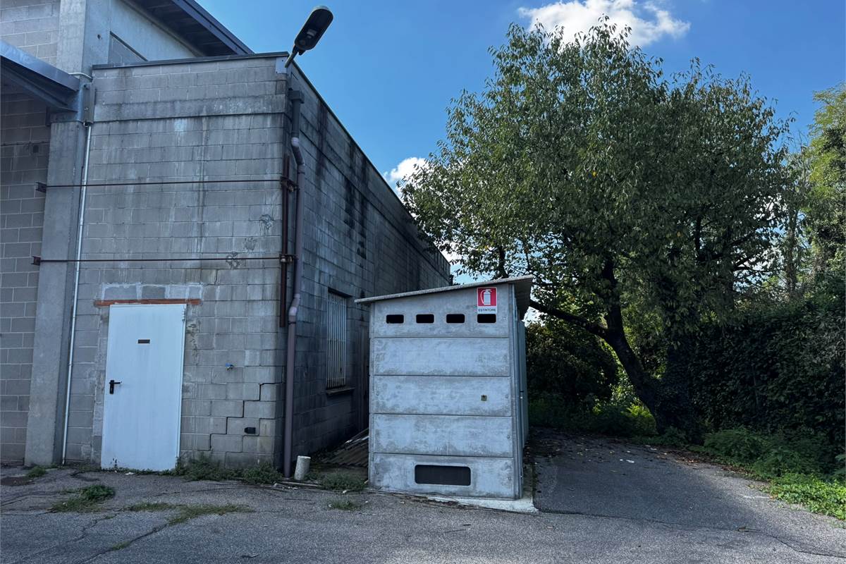 Guanzate Capannone con Uffici